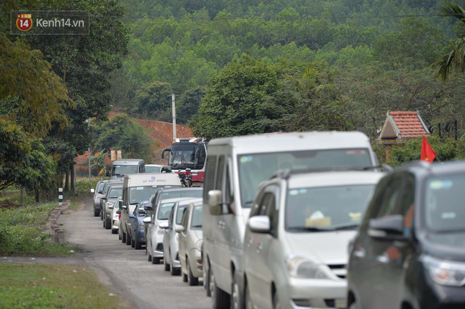 Khai hội Yên Tử, hàng trăm người leo trèo ra khỏi đám đông vì đứng chôn chân 2 tiếng ở đường lên chùa Đồng